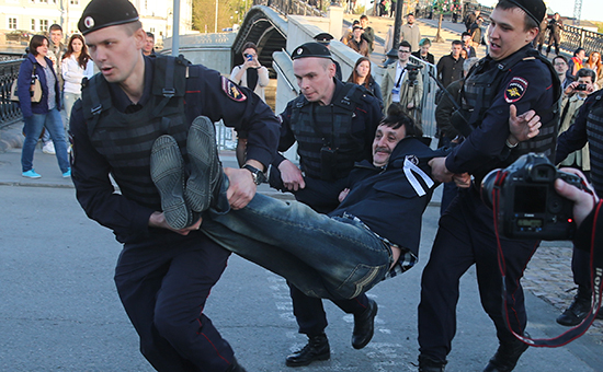 Задержание сотрудниками полиции участника акции, посвященной годовщине протестной акции 2012 года на&nbsp;Болотной площади. 6 мая 2016 года


