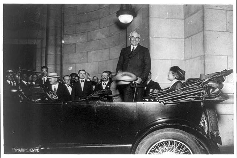 Президент:  Уоррен Гардинг, 1920 год

Лозунг: ​Cox and Cocktails (&laquo;Кокс и&nbsp;коктейли&raquo;&nbsp;&mdash; имелось в виду&nbsp;пьянство его оппонента Джеймса Кокса)

​
