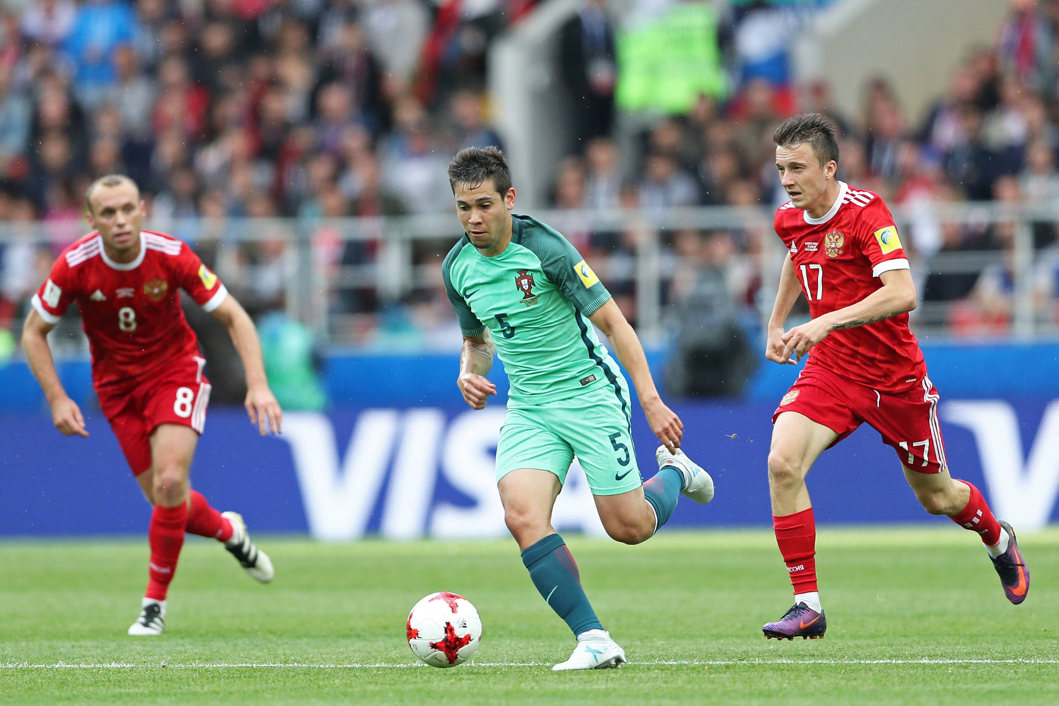 Защитник сборной Португалии Рафаэл Геррейру (в центре) в матче с российской командой