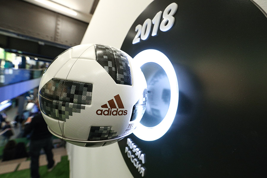 В центре экспозиции &mdash; официальные мячи ЧМ-2018 Adidas Telstar 18. После каждой игры мяч, которым команды начали игру, будут привозить на Новый Арбат и выставлять в музее. К концу чемпионата их станет 64.