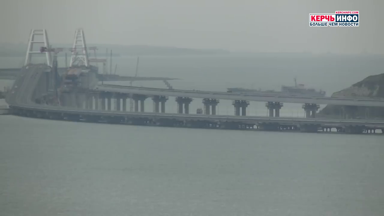 СМИ опубликовали новое видео прохода кораблей Украины под Крымским мостом
