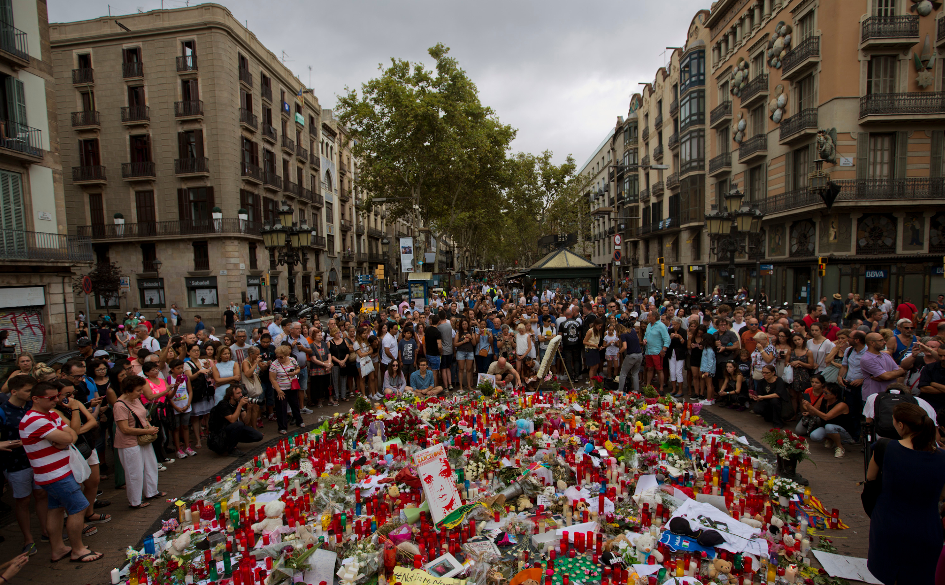 Акция памяти на бульваре Рамбла в честь погибших в результате теракта в августе прошлого года