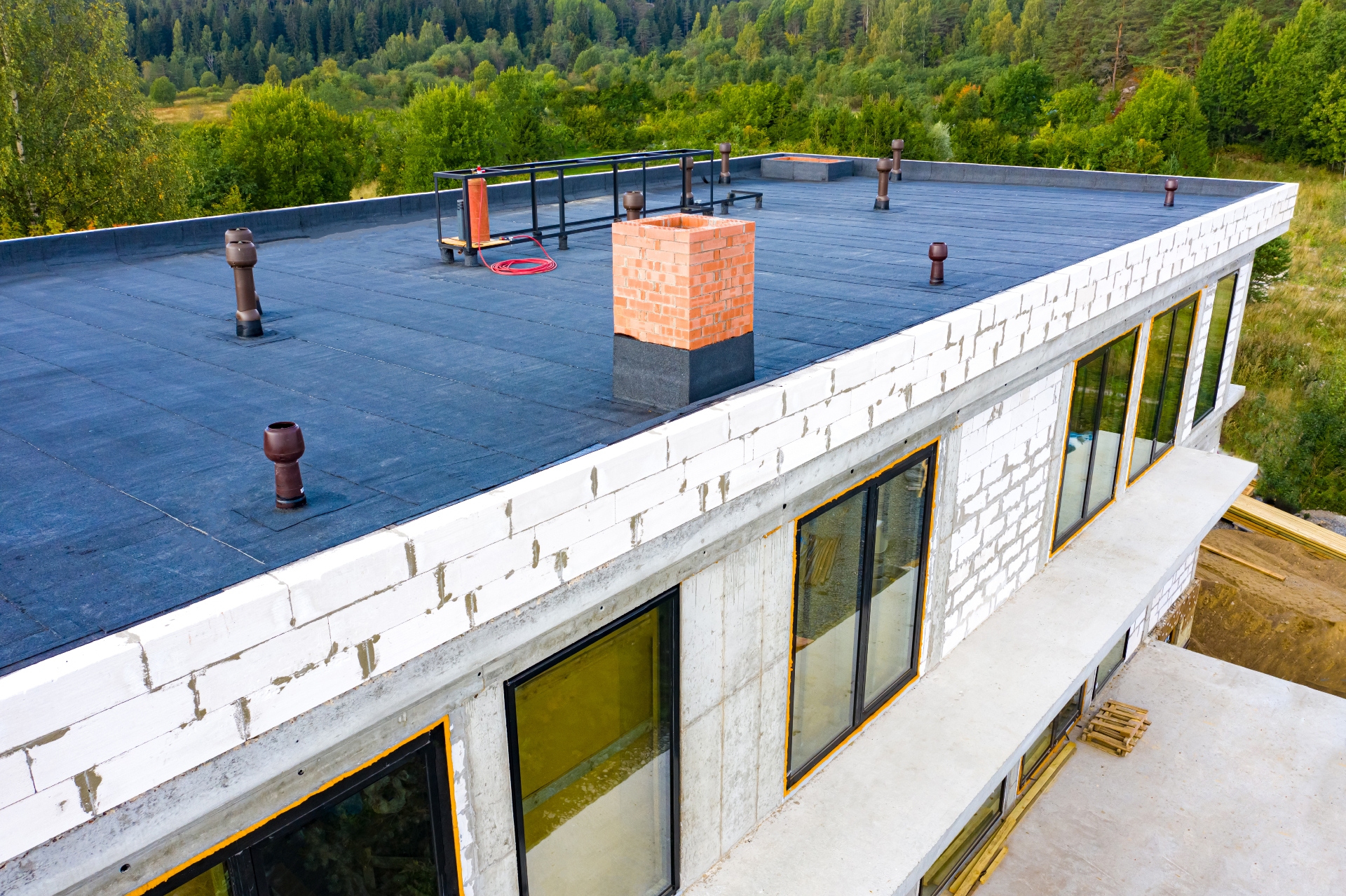 Перед монтажом парапета на крыше следует заранее продумать его высоту, форму и другие конструктивные особенности