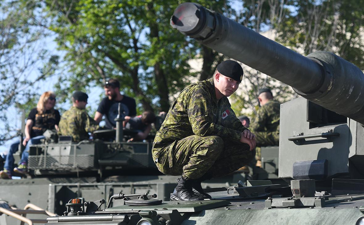 Военнослужащий канадских вооруженных сил демонстрирует публике танк Leopard 2