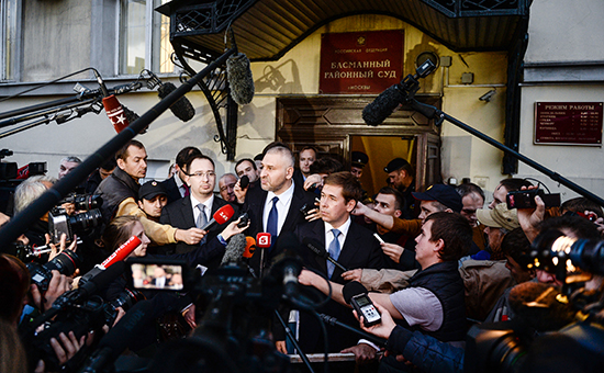 Адвокаты Николай Полозов, Марк Фейгин и Илья Новиков (в центре слева направо) отвечают на вопросы журналистов после заседания суда по делу украинской летчицы Надежды Савченко.