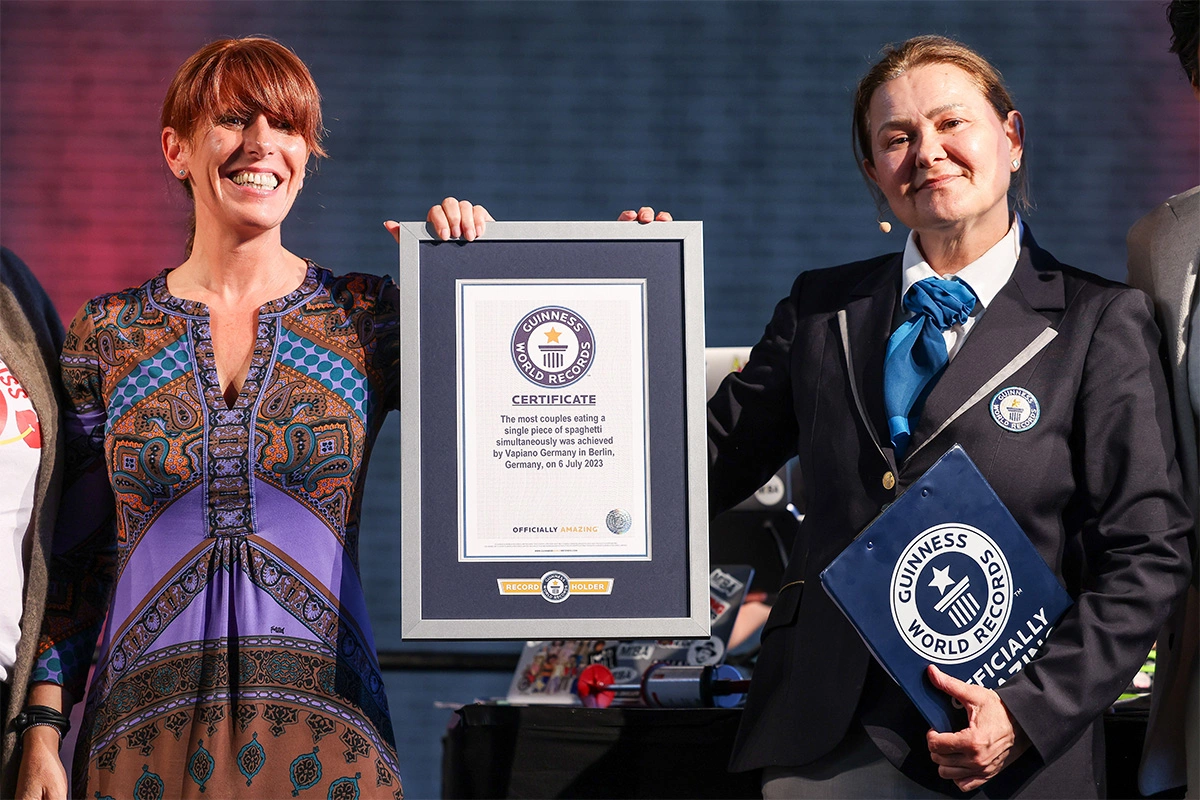 <p>На фото: представители Книги рекордов Гиннесса вручают сертификат директору сети ресторанов Vapiano. 6 июля 2023 года</p>