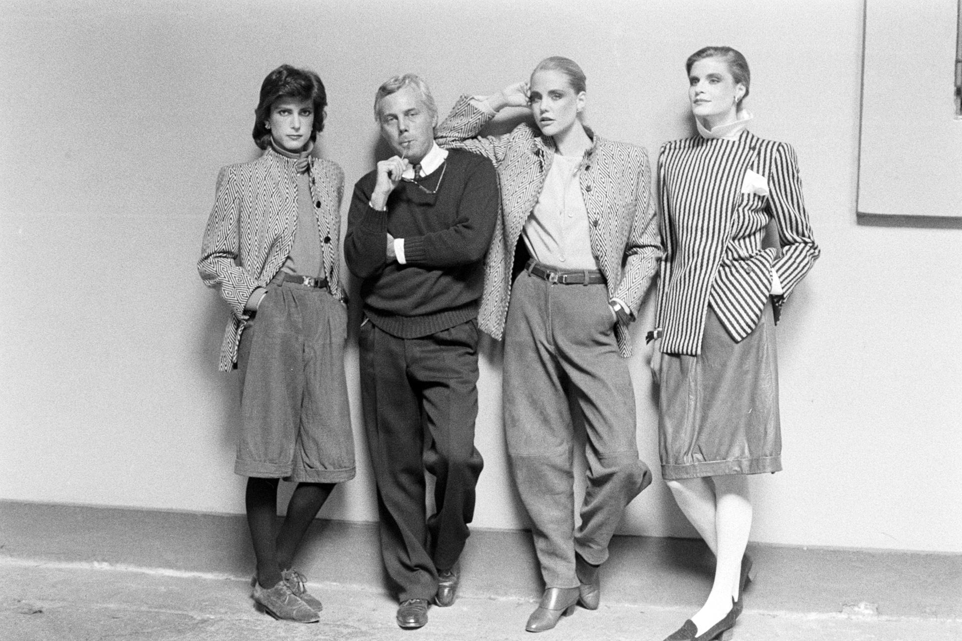 Джорджо Армани и модели в одежде коллекции Armani, коллекция осень-зима 1980 года