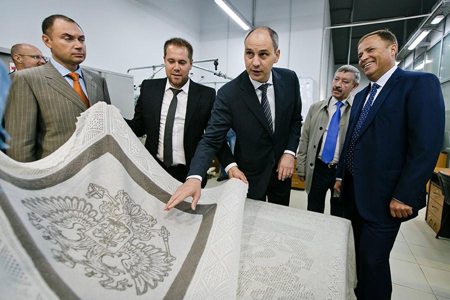 Денис Паслер&nbsp;на фабрике пуховых платков во время посещения индустриального парка &laquo;Оренбургский пуховый платок&raquo;, 2019 год