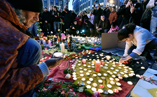 Люди ставят свечи в&nbsp;память о&nbsp;погибших во&nbsp;время терактов в&nbsp;Брюсселе, 22 марта 2016 года


