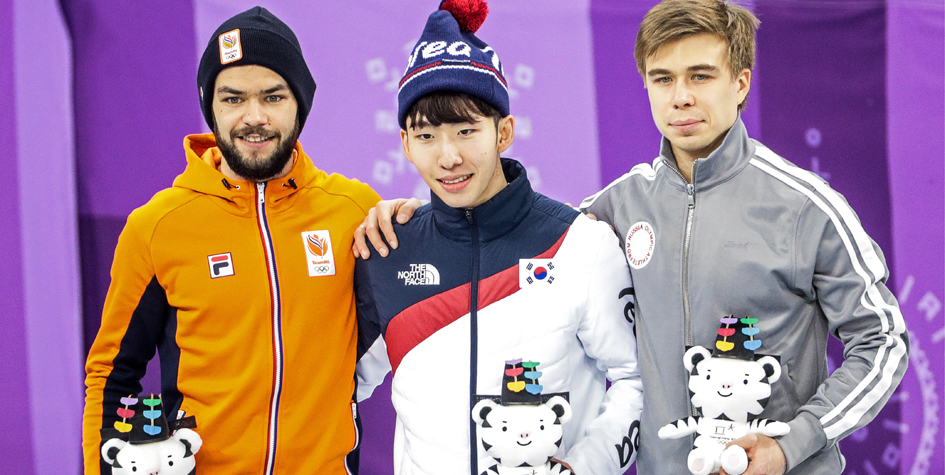 Призеры забега на 1500 метров у шорт-трекистов на Олимпиаде-2018 в Пхёнчхане Шинки Кнегт, Лим Хё Джун и Семен Елистратов (слева направо)