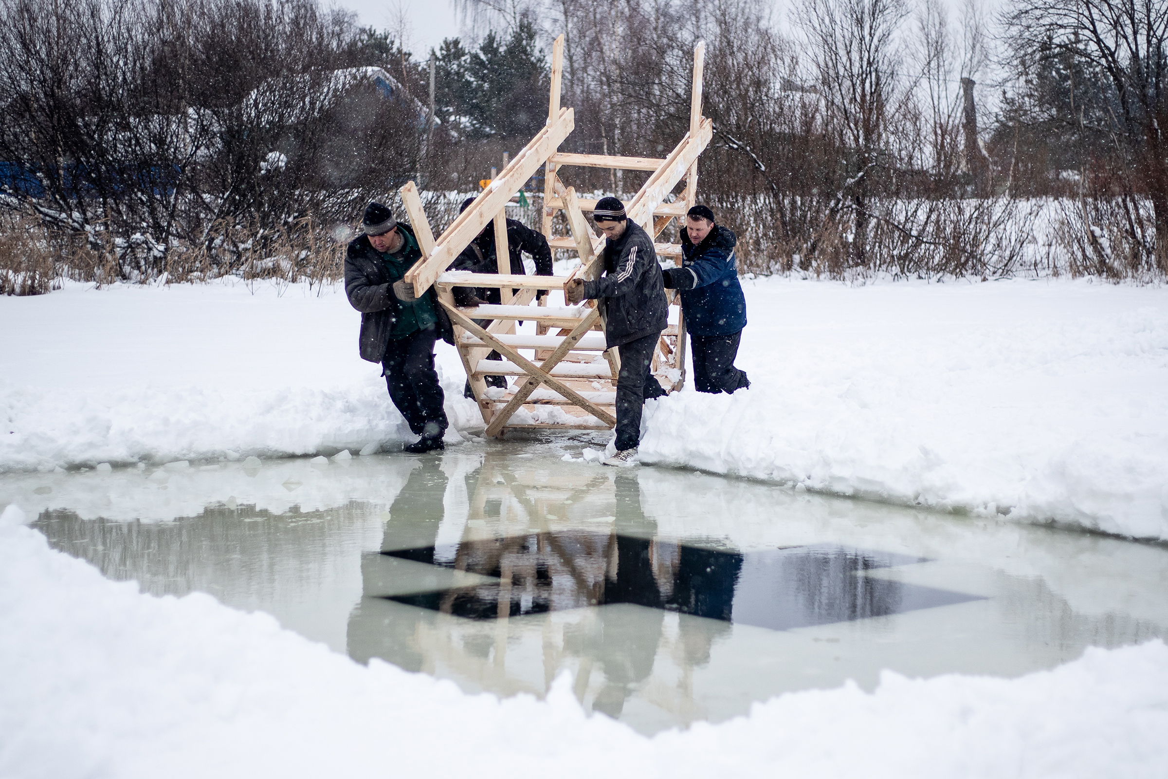 Подготовка крещенской купели в селе Унимерь в Ярославской области