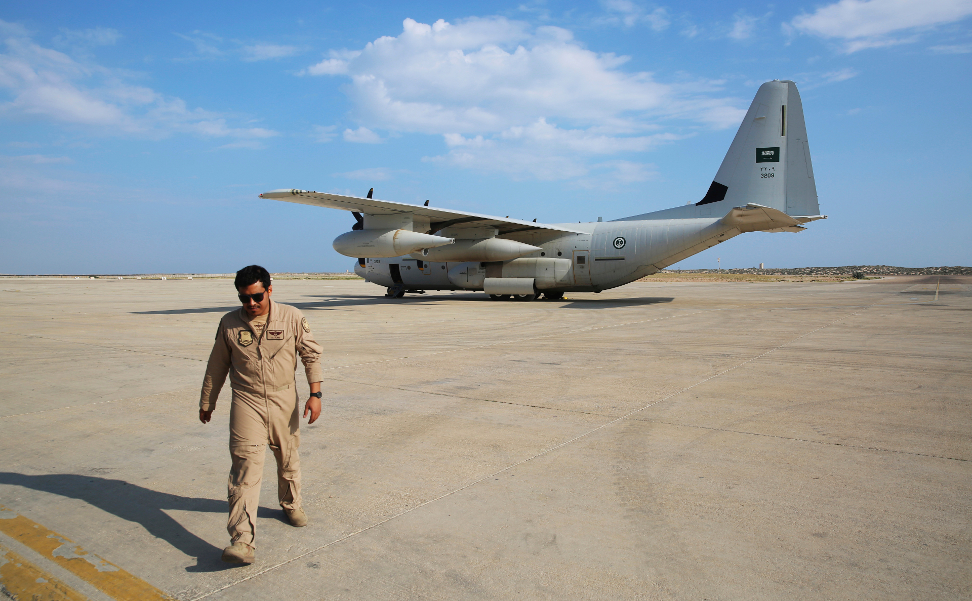 Военно-транспортный самолет С-130 ВВС Саудовской Аравии в Йемене
