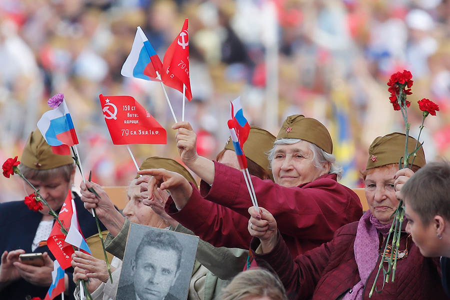 Участница акции памяти &laquo;Бессмертный полк&raquo; на Красной площади во время шествия в День Победы