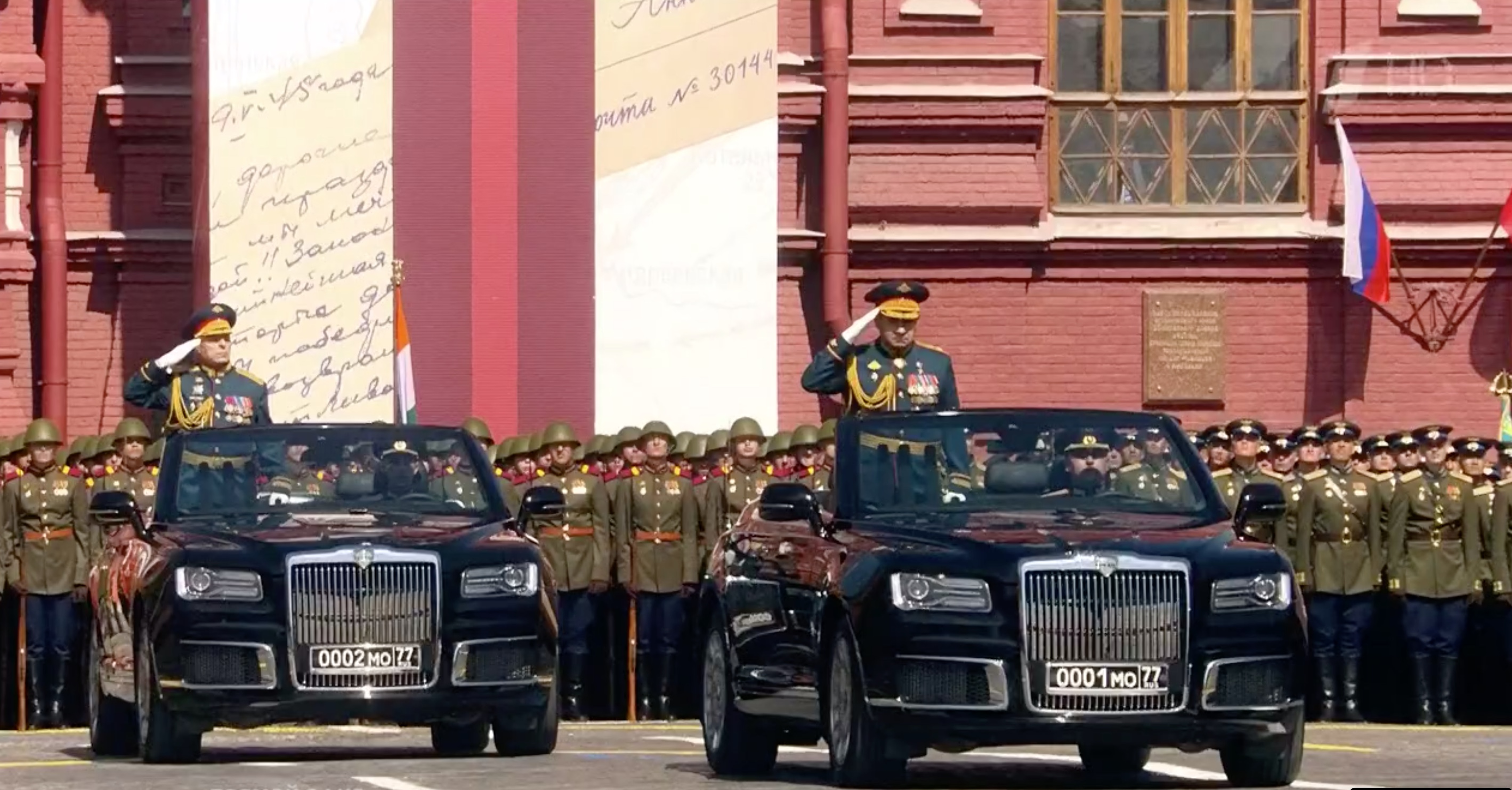 Машина шойгу аурус. Кабриолет аурус на параде победы. Парад 2010 на красной площади. Аурус на параде победы. Шойгу на параде победы 2023.