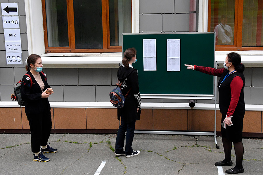 Школьница ищет свою фамилию в списках перед началом единого государственного экзамена в средней общеобразовательной школе №&nbsp;13 Владивостока