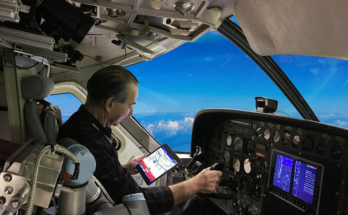 Робот ALIAS во время полета на тренажере Boeing 737