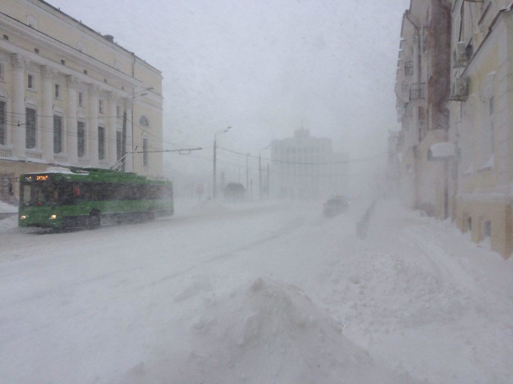Не летели самолеты, не ехали поезда: как Татарстан пережил снежный уикенд
