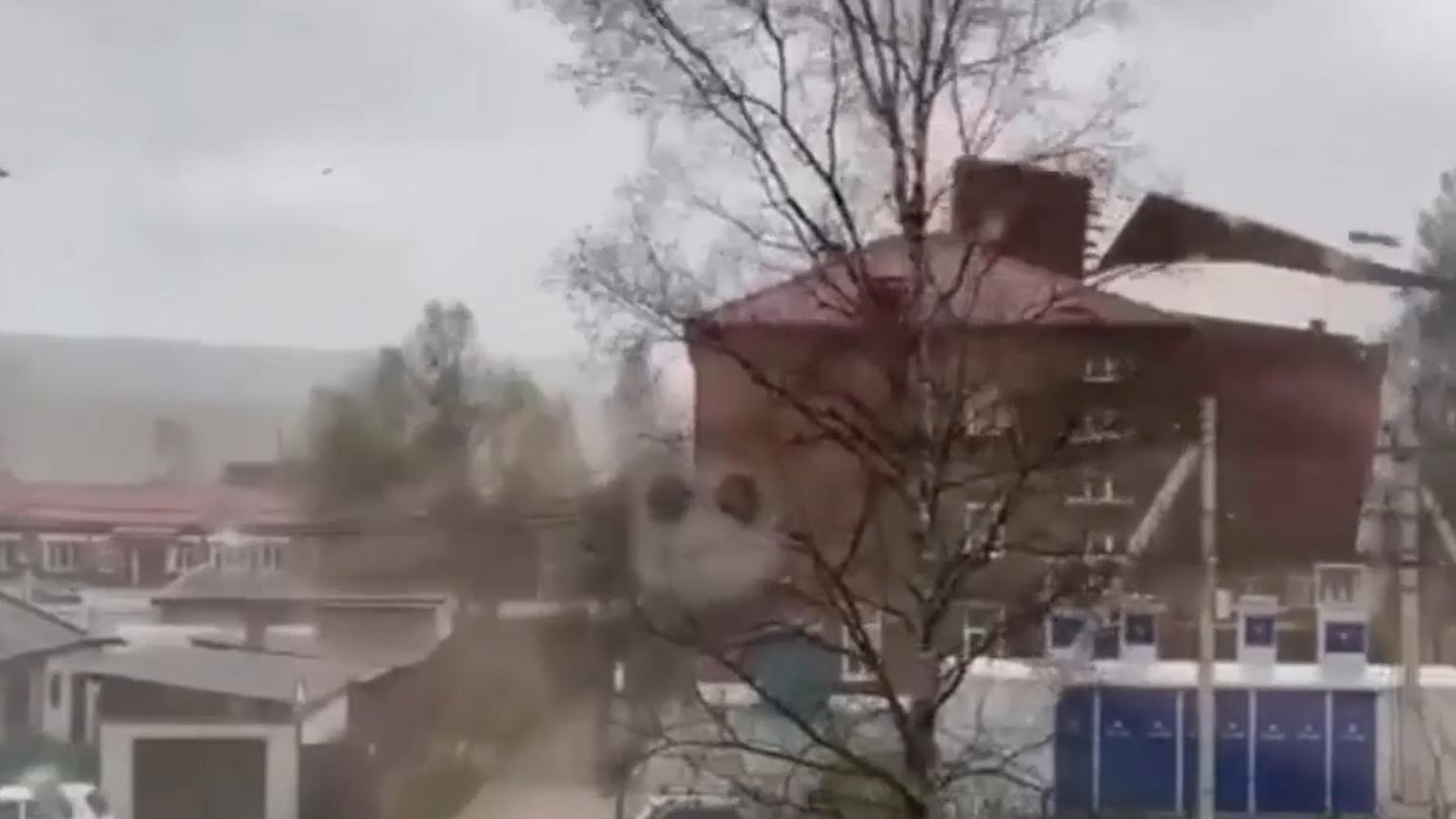 В Иркутской области ветер сорвал крышу со здания школы. Видео