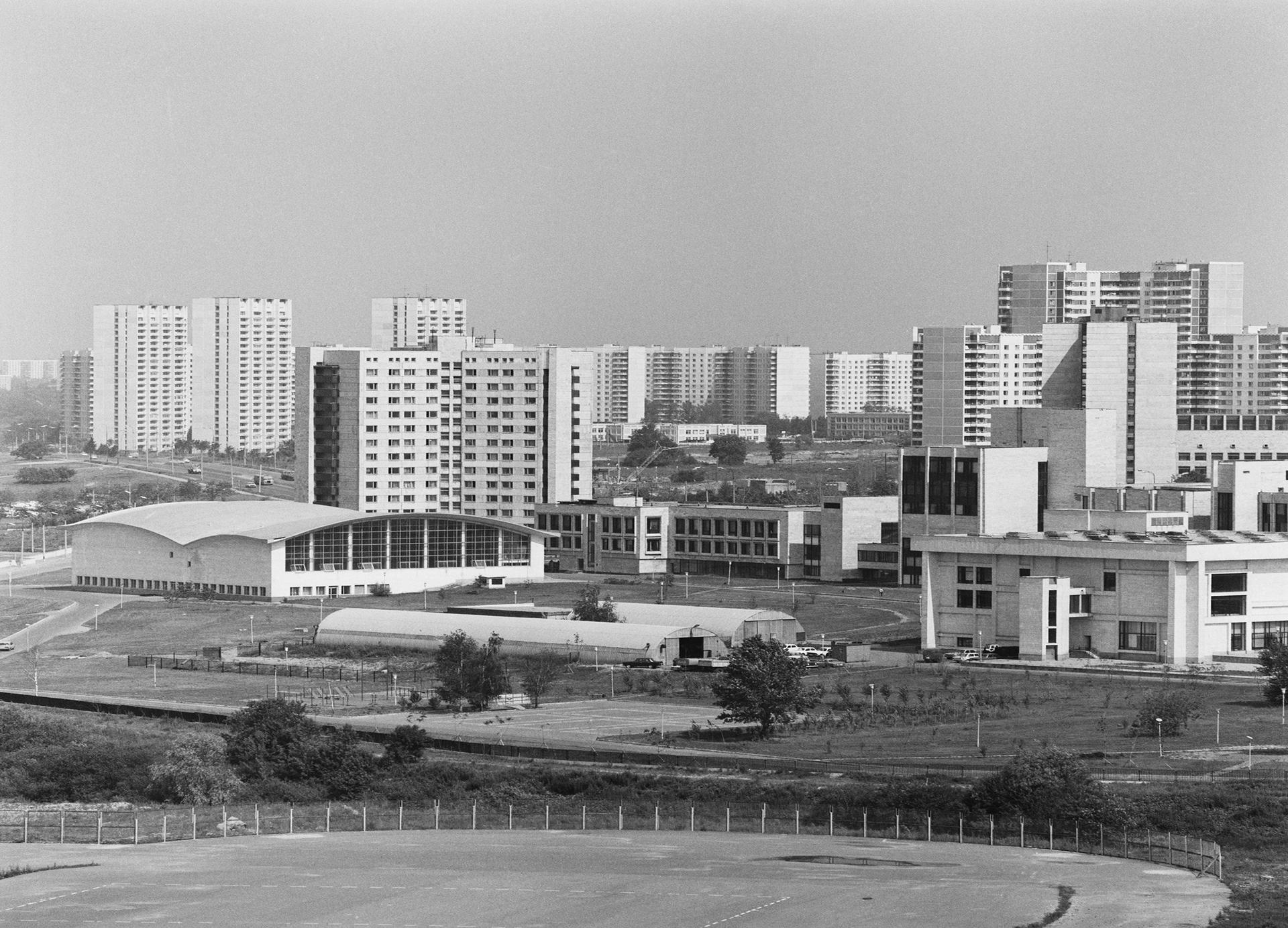 На переднем плане&nbsp;&mdash; комплекс зданий Московского Государственного института международных отношений (МГИМО). 1980-е годы
