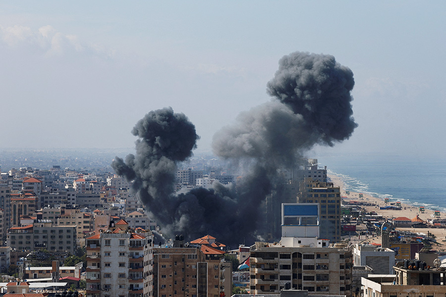 Днем 7 октября&nbsp;ЦАХАЛ сообщил, что нанес авиаудары по 17 военным объектам и четырем штабам ХАМАС в секторе Газа

На фото: поднимающийся дым после удара по Газе.&nbsp;