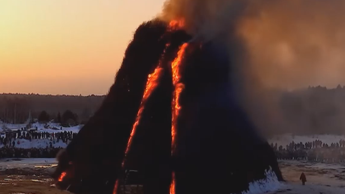 В Николе-Ленивце на Масленицу сожгли 22-метровую «Черную гору». Видео