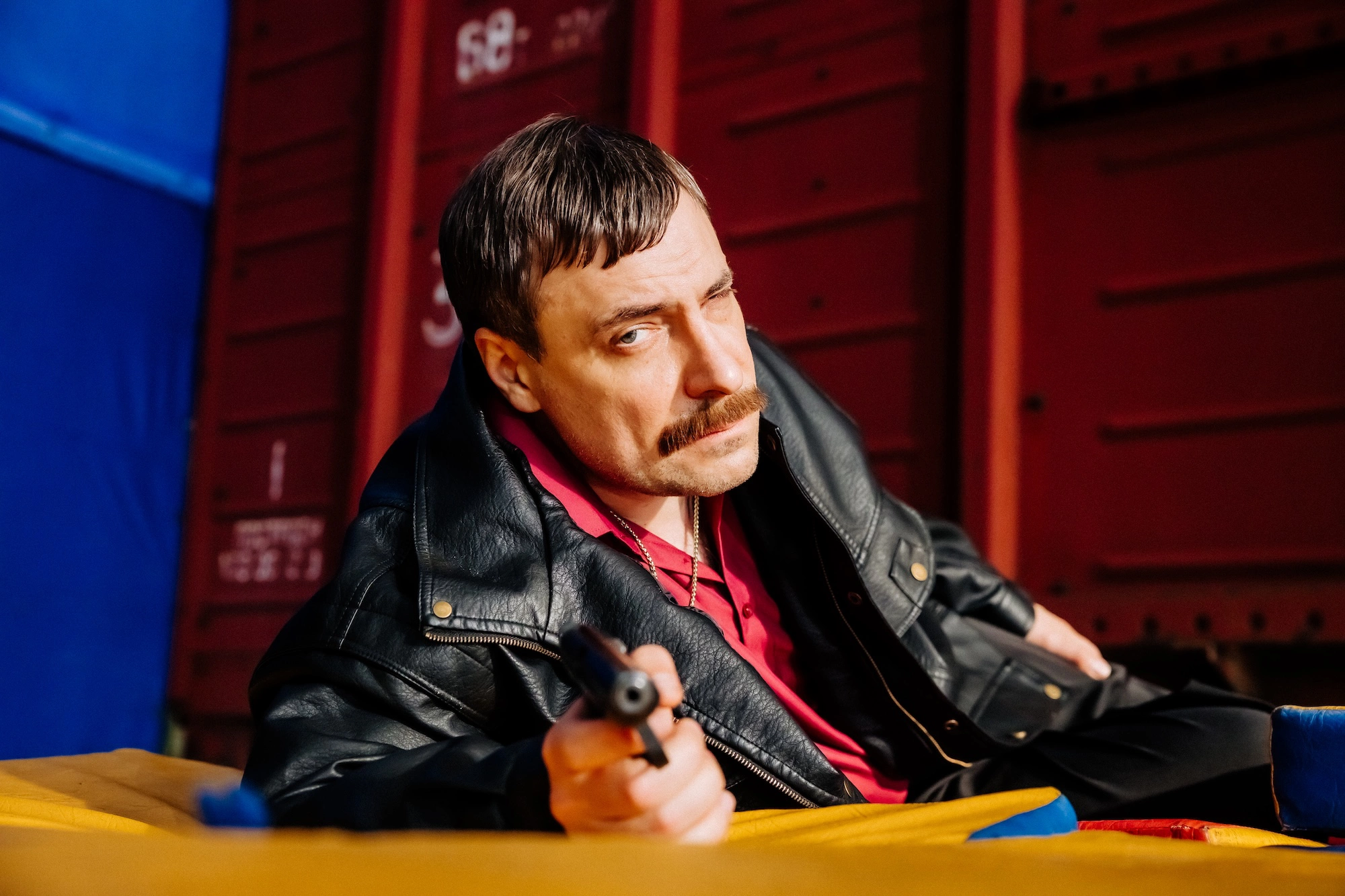 Евгений Цыганов в роли актера-брутала Дмитрия. Кадр со съемок комедии «Человек, который смеется»