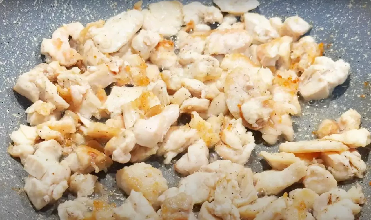 Нарежьте и обжарьте куриное филе