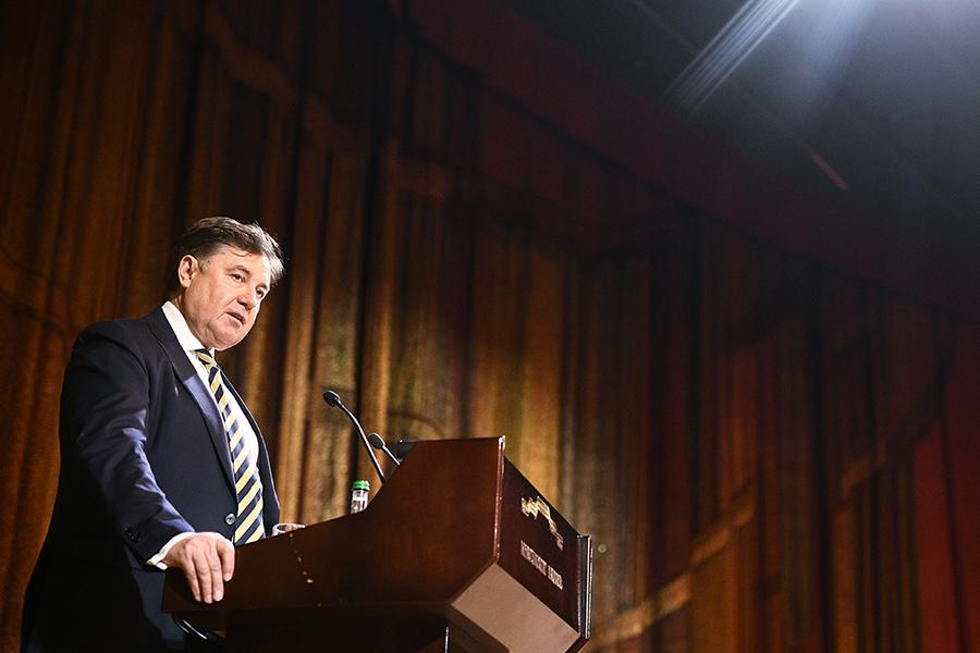 Секретарь пленума Верховного суда РФ Виктор Момотов выступает на пленарном заседании Совета судей РФ в Москве в 2019 году