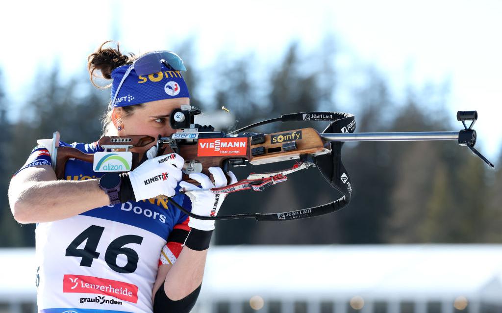 Осужденную за мошенничество биатлонистку Симон отстранили на месяц