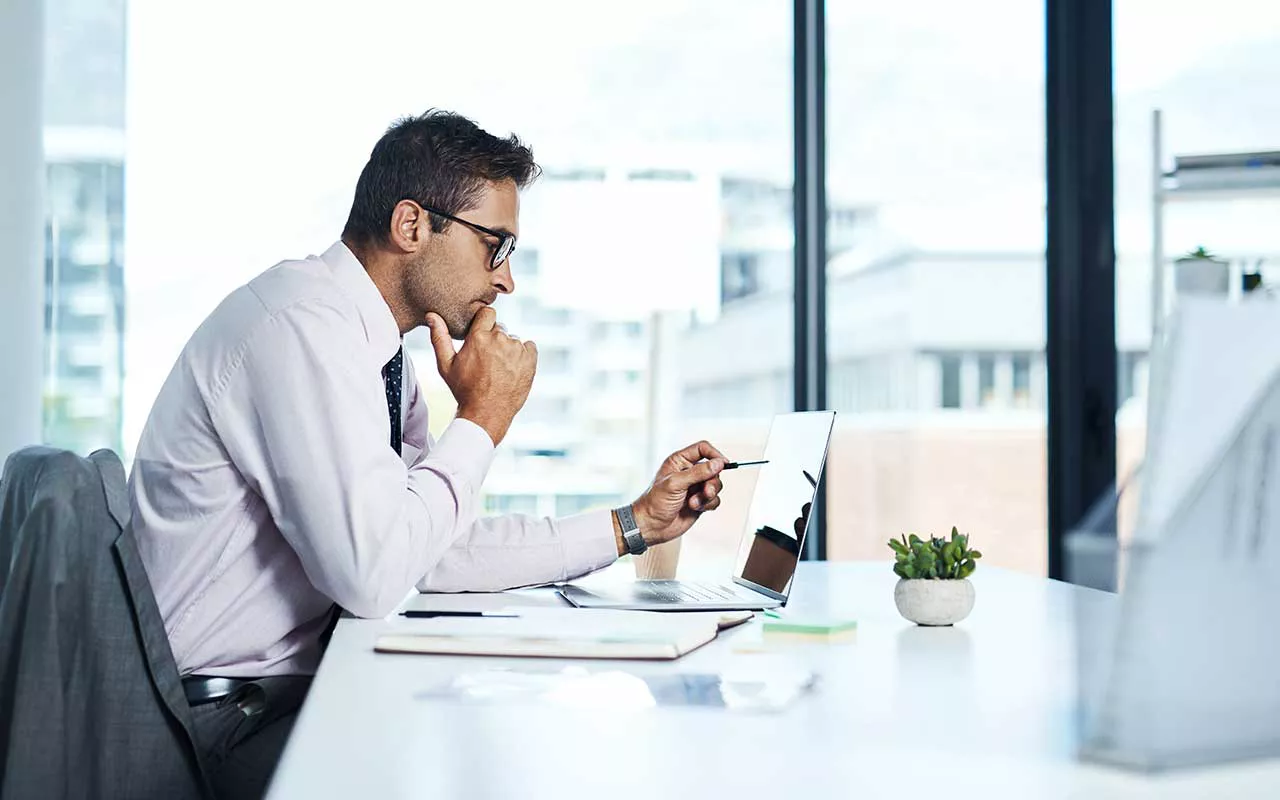 После утверждения бухгалтер отразит операции в учете, используя соответствующие счета (например, дебет счетов 10, 20, 26, 44 и кредит счета 71)