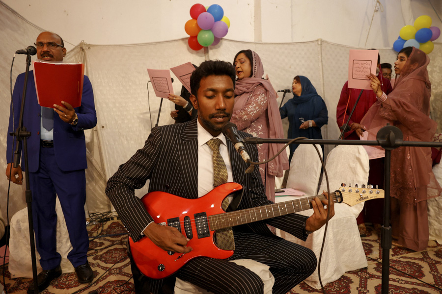 Музыкальное выступление во время службы в церкви в Карачи, Пакистан.
