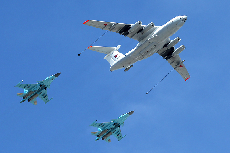 Самолёт-заправщик Ил-78 и истребители-бомбардировщики Су-34