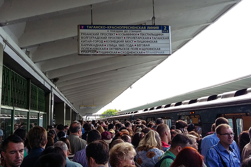 Пассажиры на&nbsp;платформе станции метро &laquo;Выхино&raquo; Таганско-Краснопресненской линии


