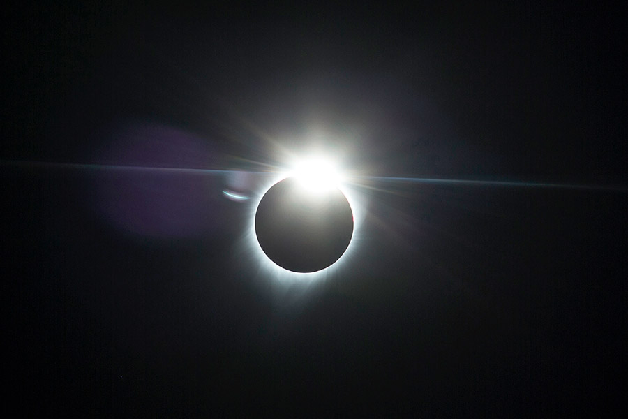Полное солнечное затмение с Земли можно было наблюдать в течение двух минут