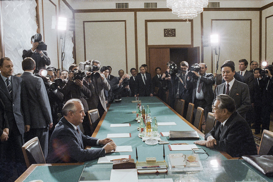 В октябре 1986 года Ким Ир Сен вновь посетил Москву и встретился с Михаилом Горбачевым. Эту встречу показали в программе &laquo;Время&raquo;. Как сообщили в программе, на&nbsp;этот раз в советскую столицу глава КНДР прибыл на самолете. Его встречали официальные лица и студенты из КНДР.
