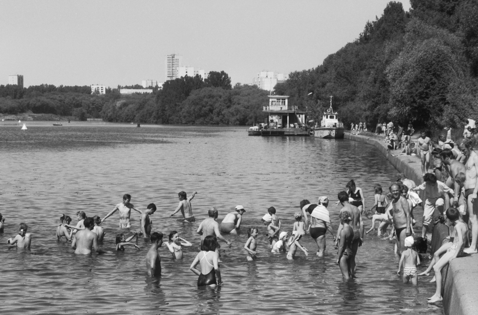 Москвичи во время отдыха на Москве-реке в районе Филевского парка. 1994 год