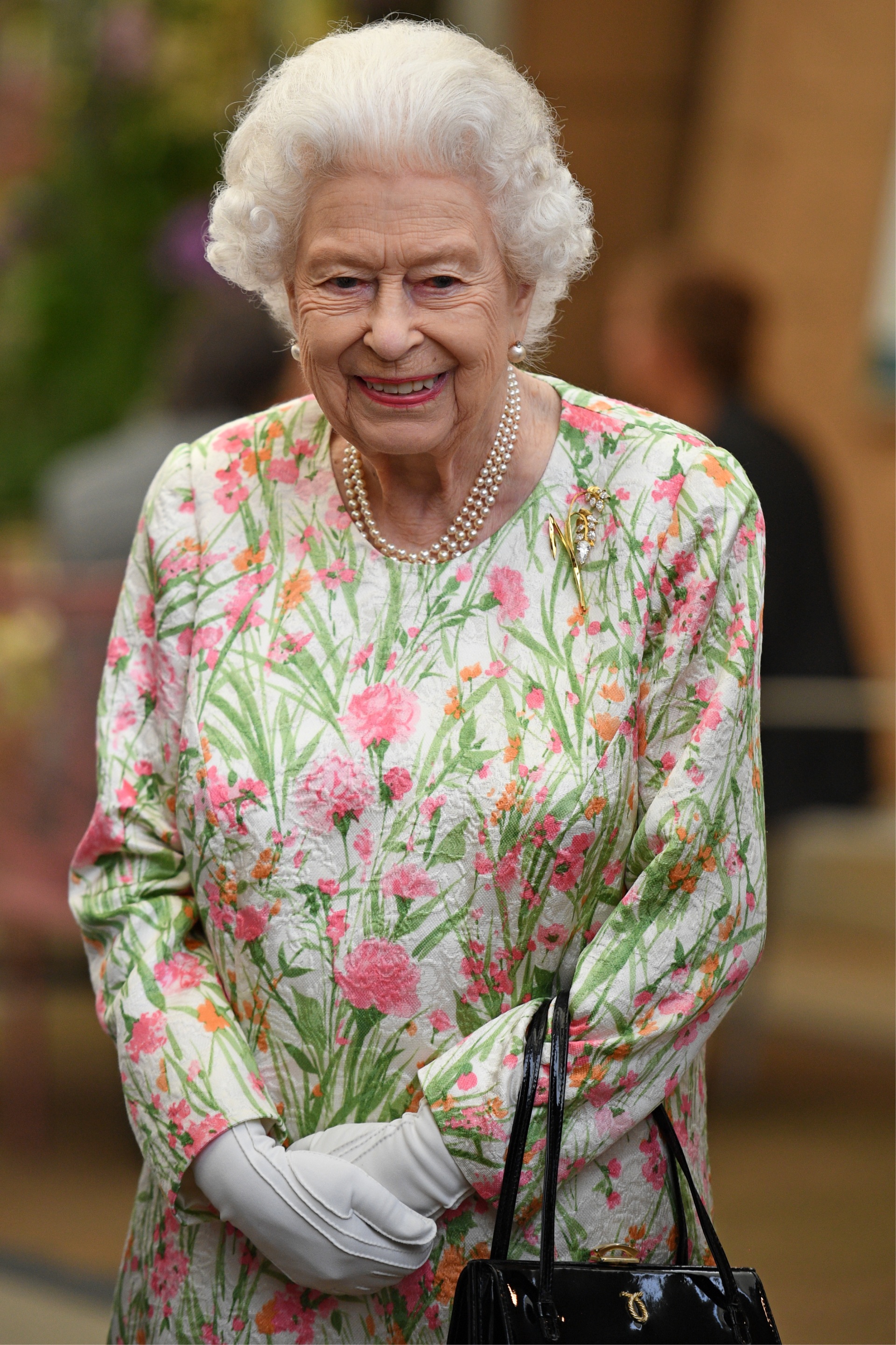 Елизавета II с сумкой Launer на приеме в ботаническом саду Корнуолла в рамках саммита G7, 11 июня