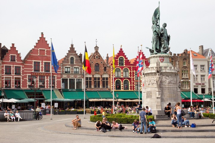 Фландрия (Бельгия)

Брюссель считается символом объединенной Европы, а Бельгия вместе с Нидерландами и Люксембургом стояли у истоков Евросоюза. Несмотря на это, сейчас будущее королевства находится под вопросом. Исторически Бельгия после своего создания в середине XIX века объединила франкоговорящую Валлонию и голландскую Фландрию.

Уже во второй половине XX века на языковые и культурные различия между ними осложнились экономической составляющей. Фландрия сумела приспособиться к новым рыночным реалиям лучше Валлонии.

В регионе проживает около 60% населения страны. На ее долю приходится 57% бельгийского ВВП. По уровню занятости Фландрия также стабильно опережает Валлонию. Например, в 2012 году рабочие места в регионе были у 71,5% населения, в то время как во франкоговорящих областях уровень занятости был на 5% меньше.

На прошедших весной этого года парламентских выборах в Бельгии победили сепаратисты из партии Новый Фламандский Альянс, конечной целью которых является создание независимой Фландрии. При этом они согласны на постепенный выход из состава королевства. Несмотря на то, что сецессионисты получили большинство в бельгийском парламенте и их лидеру &ndash; Барту де Веверу &ndash; было поручено сформировать коалицию, по состоянию на середину сентября ему так и не удалось договорится с другими партиями о сотрудничестве, так что сейчас обязанности главы бельгийского правительства исполняет франкоговорящий социалист Элио ди Рупо. Об остроте политических разногласий в Бельгии свидетельствует то, что сам Рупо, став премьер-министром в 2011 году, прервал 541-дневнй период, когда страна жила без правительства. Считается, что это самый длинный период в современной истории, которое западное государство провело без выбранного правительства.&nbsp;