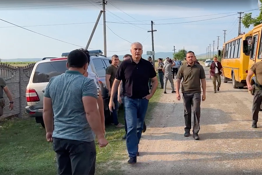 В связи с пожаром в Крыму создали оперативный штаб, его возглавил глава региона Сергей Аксенов (на фото в центре)