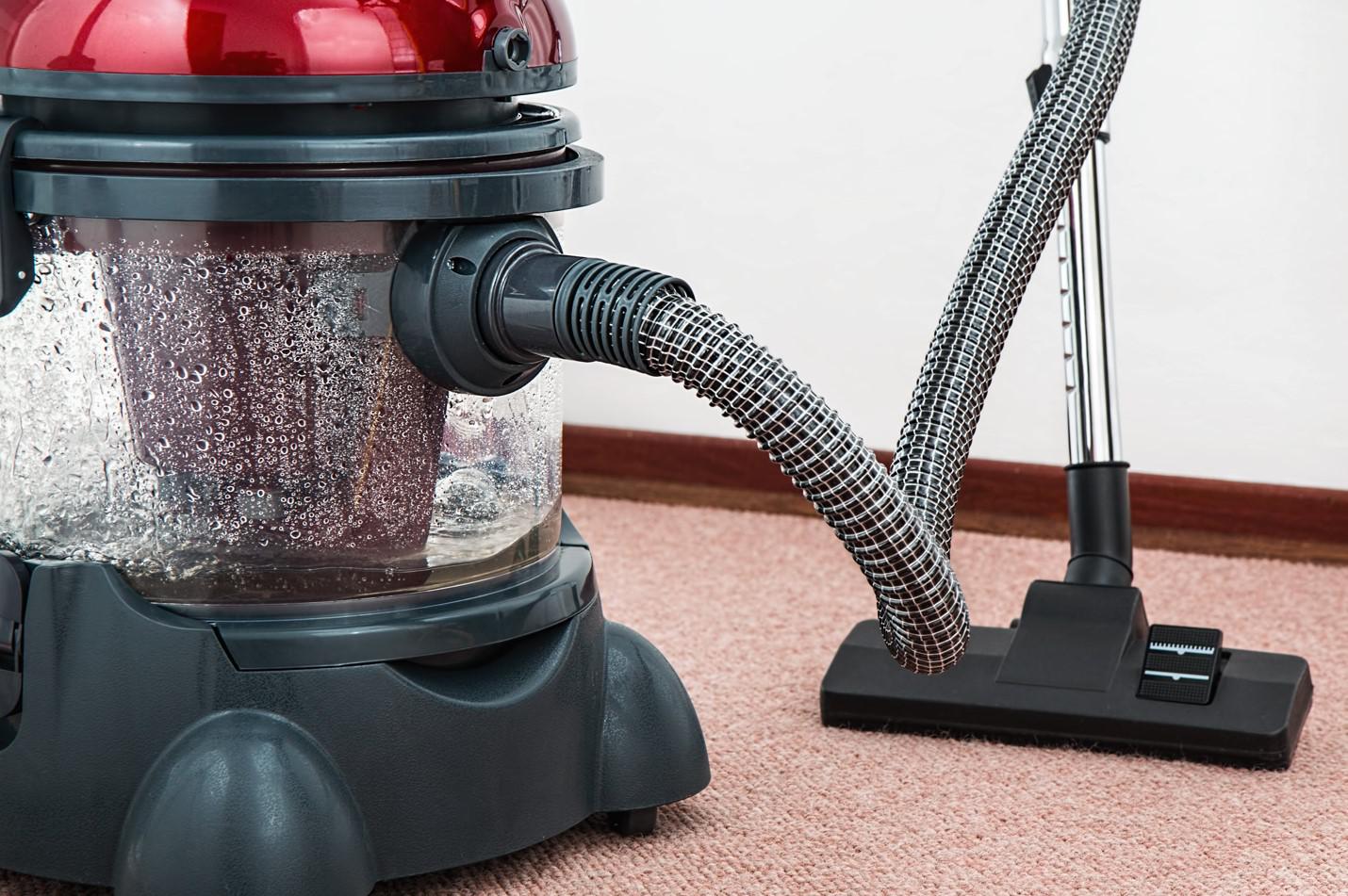 Моющие пылесосы подходят для очистки не только полов, но также мягкой мебели и ковров