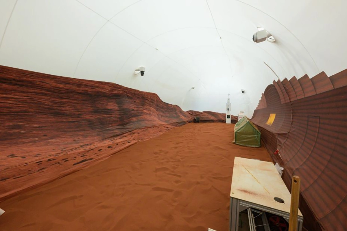 <p>Красный песок во внешней зоне &laquo;марсианской&raquo; базы для имитации выходов на поверхность планеты</p>