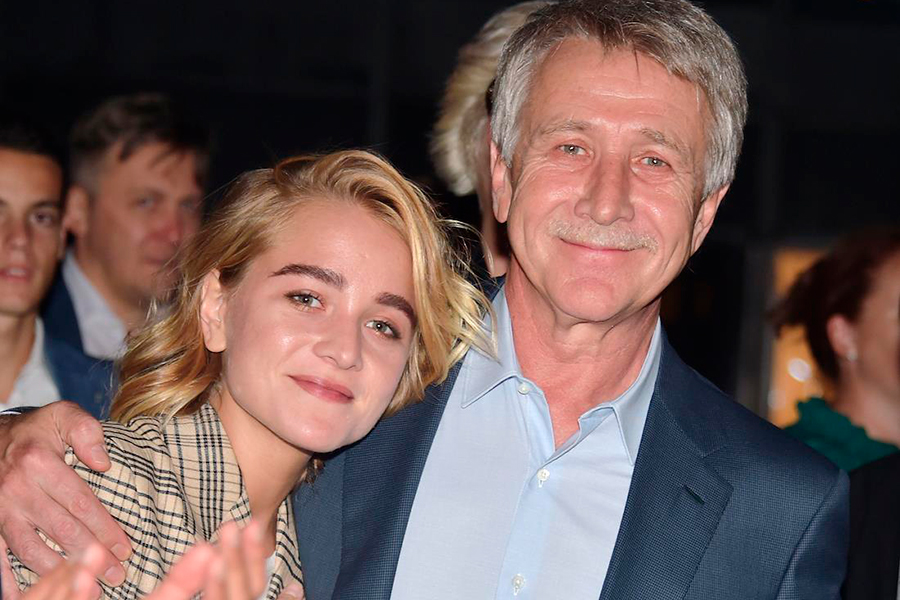 Состояние: $1,1 млрд

Частный инвестор

Возраст: нет данных

Место в рейтинге 2024 года: 7

В январе 2023 года основатель &laquo;Новатэка&raquo; Леонид Михельсон передал дочери Виктории контроль над компанией &laquo;Оптима&raquo;, которая владеет&nbsp;2,3% акций &laquo;Новатэка&raquo; и центром современного искусства ГЭС-2 в центре Москвы. Вместе с тем Михельсон стала владелицей одного из старейших кинотеатров столицы &laquo;Ударник&raquo;, который ГЭС-2 приобрел в октябре 2022 года для реконструкции.