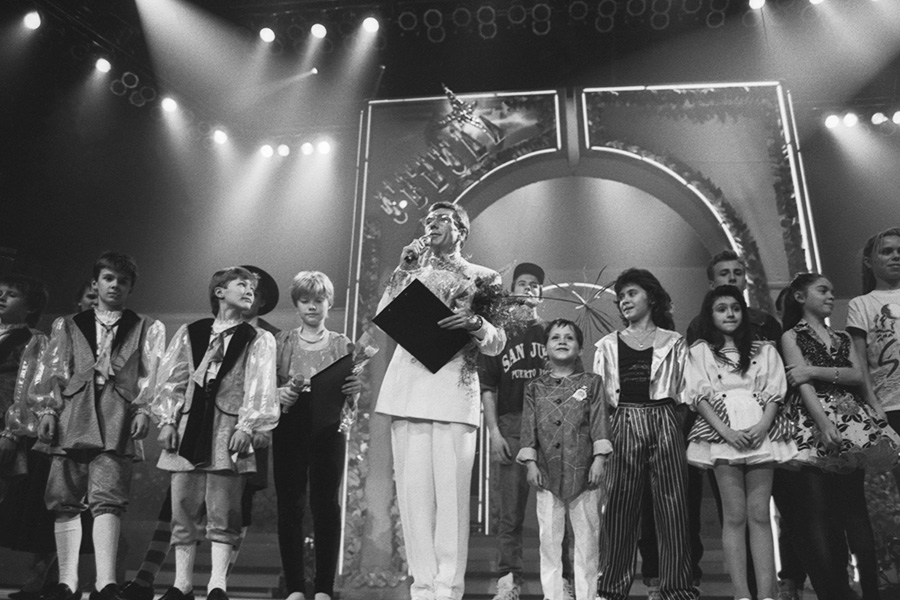 Хотя работать на телевидении Юрий Николаев внештатно начал в 1973 году, настоящая известность к нему пришла через два года, когда он возглавил музыкальное шоу &laquo;Утренняя почта&raquo; (в нем музыканты исполняли песни по заявкам зрителей). Затем он создал телевизионную продюсерскую фирму &laquo;ЮНИКС&raquo; (&laquo;Юрий Николаев Студия&raquo;), которая начала выпускать новое утреннее шоу&nbsp;&mdash; &laquo;Утренняя звезда&raquo;, в котором участие принимали дети. Впоследствии многие участники &laquo;Утренней звезды&raquo; стали знаменитыми: Валерия, Юлия Началова, Ани Лорак, Алсу, Сергей Лазарев, Влад Топалов, Пелагея, Зара, Прохор Шаляпин, Алексей Чумаков и другие.

На фото&nbsp;&mdash; Юрий Николаев с участниками телепрограммы &laquo;Утренняя звезда&raquo; в зале гостиницы &laquo;Космос&raquo; на съемках финального тура конкурса. 1 октября 1991&nbsp;г.