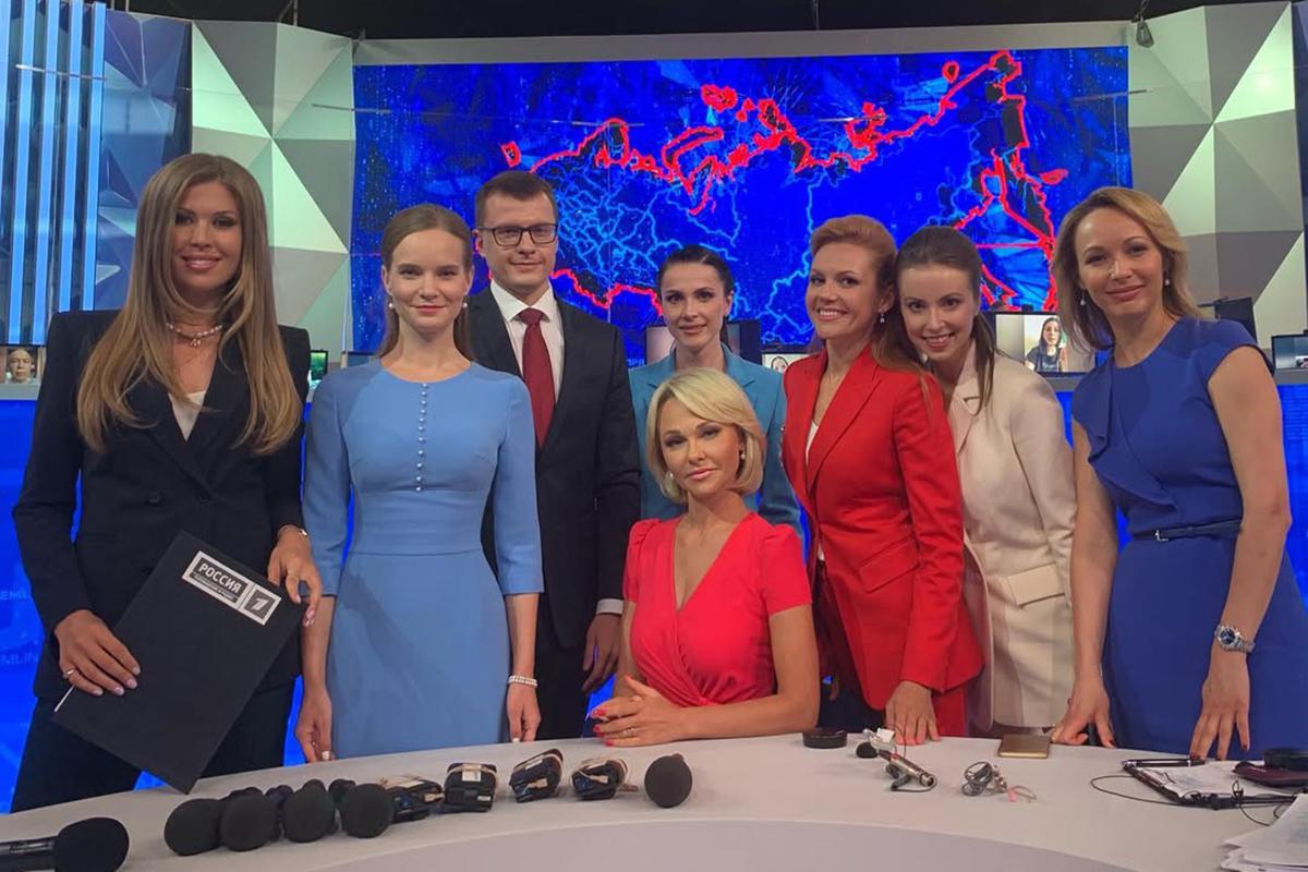 (Слева-направо): Мария Гладких, Наталья Юрьева, Павел Зарубин, Наиля Аскер-заде, Елена Винник, Татьяна Ремезова, Ольга Паутова, Валерия Кораблева