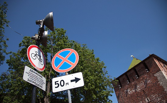 На территории Нижегородского кремля запрещено движение на велосипедах, роликовых коньках, скейтбордах и др.