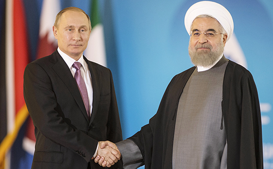 Президент России Владимир Путин и президент Ирана Хасан Рухани (слева направо) во время совместного фотографирования глав делегаций стран &mdash; участниц третьего саммита Форума стран &mdash;&nbsp;экспортеров газа