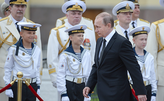 Президент России Владимир Путин (на первом плане) на параде моряков и офицеров Ленинградской военно-морской базы на Сенатской площади в Санкт-Петербурге



