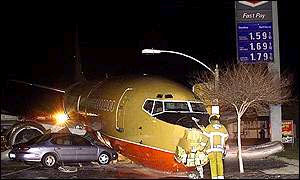 В США Boeing 737 врезался в автомобили