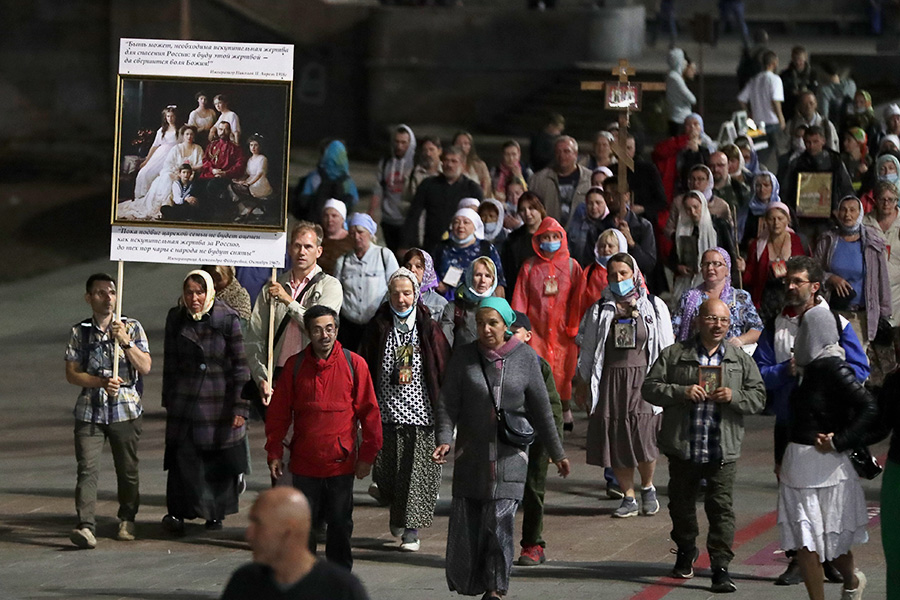 Верующие во время крестного хода в Екатеринбурге в память о гибели семьи последнего российского императора Николая II