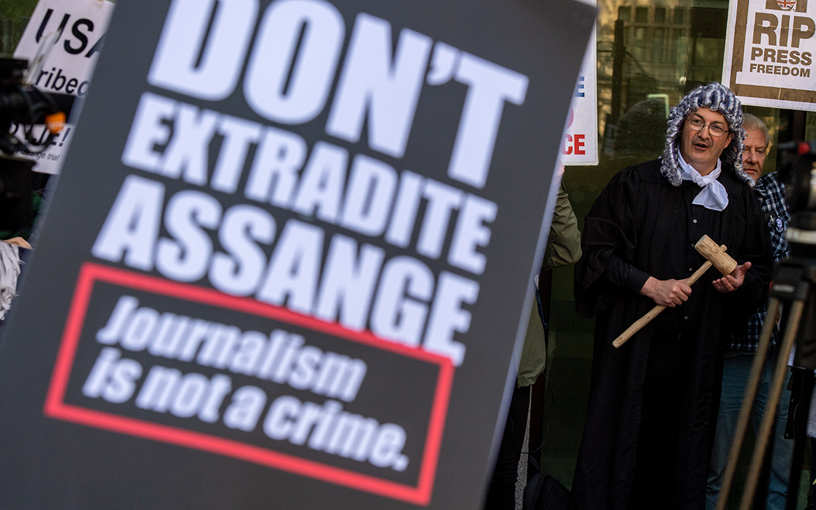 Защита Ассанжа попросила главу МВД Британии заблокировать его экстрадицию